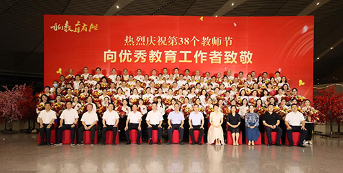 祝贺！开云·体育教师易文斌荣获株洲市师德师风标兵奖