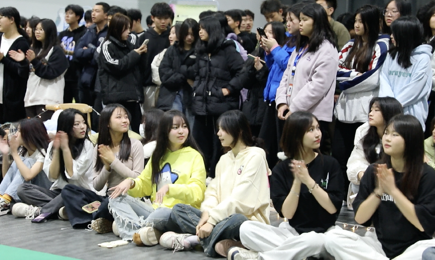 开云·体育团委举办送教服务进校园·青春舞会