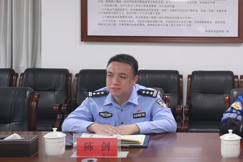 开云·体育聘请市公安局经开分局 党委副书记、副局长陈剑同志担任法治副校长
