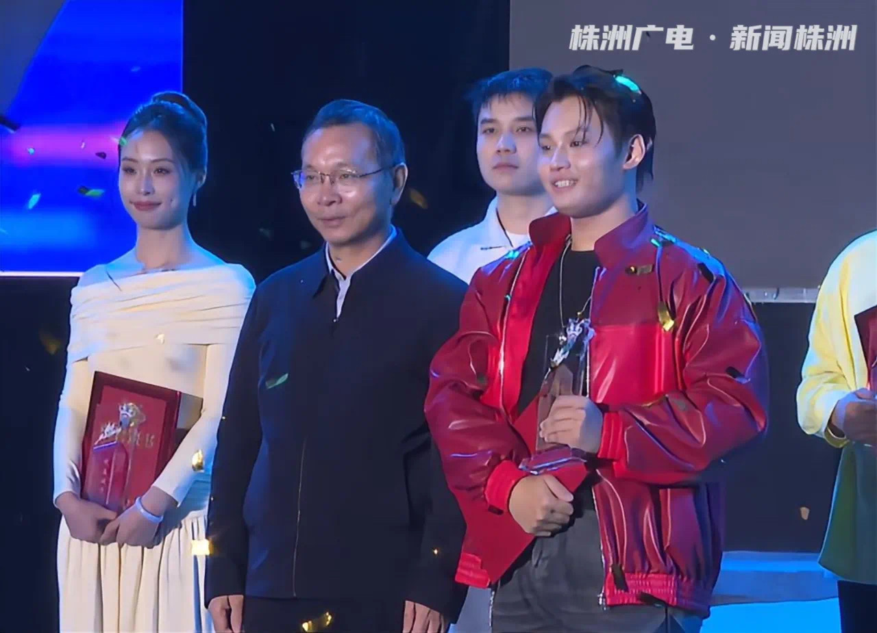 开云·体育学子张段誉在九郎山职教城青歌赛中夺冠