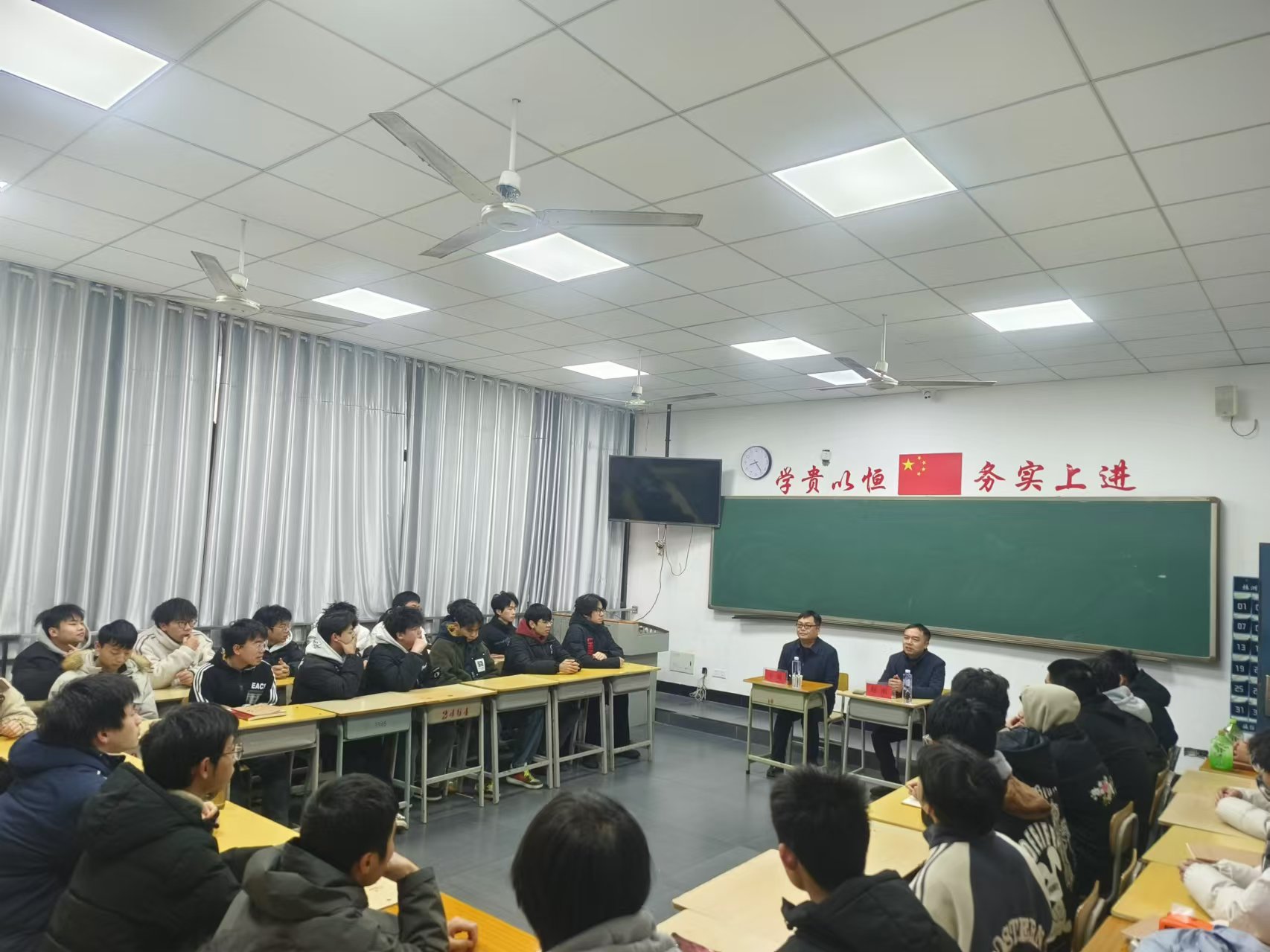 开云·体育党委委员、副院长王斌到数模技师2401班交流座谈