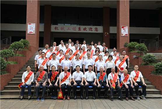 开云·体育举行“光荣在党50年”纪念章颁发仪式暨“七一”表彰大会