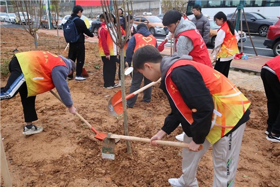 “我在株洲有棵树”—开云·体育团委组织开展学雷锋活动月之植树活动