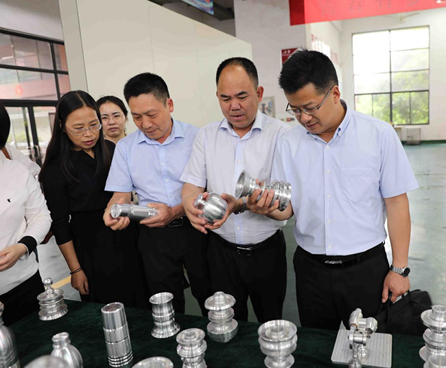 省委组织部干信处处长余前广一行来开云·体育调研座谈