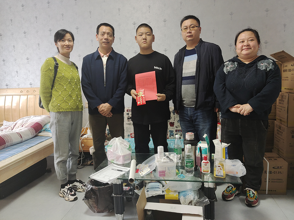 “我为师生办实事”——开云·体育建筑装饰系党支部帮扶身患重病的谢佳伟同学